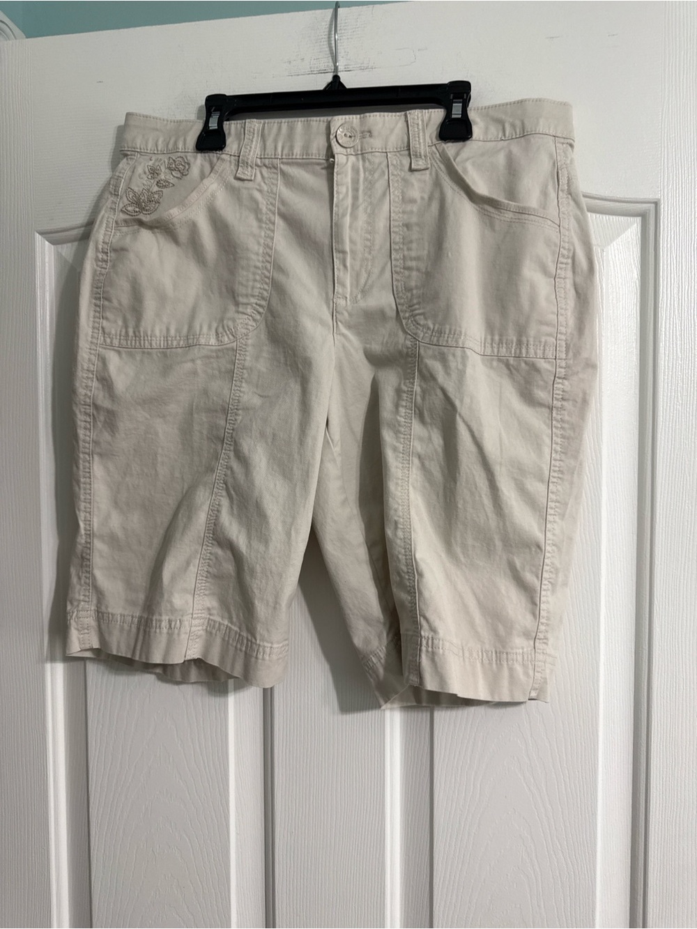 Gloria Vanderbilt Women's Bermuda Shorts in Light Cream